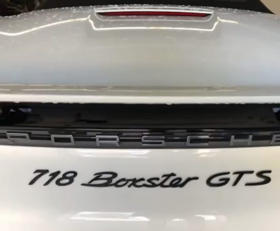Porsche 718 Boxster GTS – Dellentechnik Delle am hinteren Kotflügel eines Porsche 718 Boxster GTS vor der Reparatur